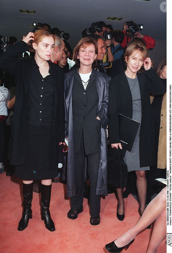 Emmanuelle Seigner, Nicole Garcia, Nathalie Baye, people, défilé de mode Chanel collection prêt-à-porter printemps-été 1999 à Paris.
RINDOFF-GARCIA / BESTIMAGE