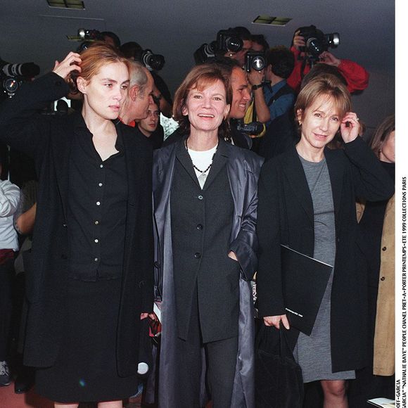 Emmanuelle Seigner, Nicole Garcia, Nathalie Baye, people, défilé de mode Chanel collection prêt-à-porter printemps-été 1999 à Paris.
RINDOFF-GARCIA / BESTIMAGE