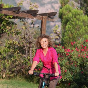 "Chaque été, c'est le même rite: je passe les trois premiers jours au téléphone avec Paris, puis le virus de la Corse me reprend et je deviens injoignable pendant six semaines!"

Mireille Dumas, à Porto, en Corse, en 2007. Photo by Max Colin/ABACAPRESS.COM