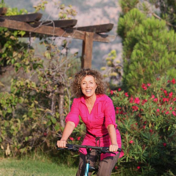 "Chaque été, c'est le même rite: je passe les trois premiers jours au téléphone avec Paris, puis le virus de la Corse me reprend et je deviens injoignable pendant six semaines!"

Mireille Dumas, à Porto, en Corse, en 2007. Photo by Max Colin/ABACAPRESS.COM