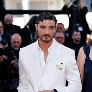 Niels Schneider - Montée des marches du film « La bataille de Gaulle : L’âge de fer » lors du 79ème Festival International du Film de Cannes, le 20 mai 2026. © Jacovides-Moreau / Bestimage