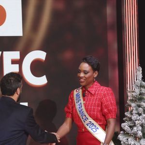 Exclusif - Cyril Hanouna, Angélique Angarni-Filopon, miss France 2025, Cindy Fabre, directrice du concours national Miss France sur le plateau de l'émission "Touche pas à mon poste" (TPMP) diffusée en direct sur C8 le 17 décembre 2024.

© Jack Tribeca / Bestimage