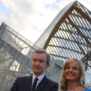 De leur union sont nés trois fils : Alexandre, Frédéric et Jean. 

Le PDG de LVMH Bernard Arnault et son épouse Hélène Mercier-Arnault lors de l'inauguration de la Fondation Louis Vuitton, une semaine avant son ouverture officielle au public, à Paris, France, le 20 octobre 2014. Photo Pool by Hamilton/ABACAPRESS.COM