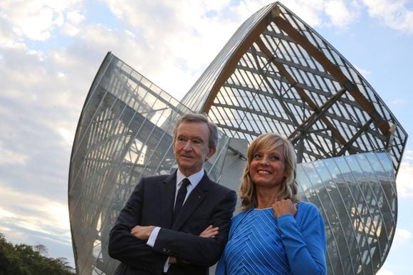 De leur union sont nés trois fils : Alexandre, Frédéric et Jean. 

Le PDG de LVMH Bernard Arnault et son épouse Hélène Mercier-Arnault lors de l'inauguration de la Fondation Louis Vuitton, une semaine avant son ouverture officielle au public, à Paris, France, le 20 octobre 2014. Photo Pool by Hamilton/ABACAPRESS.COM