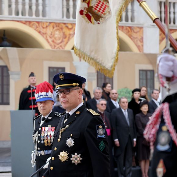 Le prince Albert II de Monaco - La famille princière monégasque dans la cour d'honneur du palais lors de la la fête nationale à Monaco le 19 novembre 2025. © Dominique Jacovides - Bruno Bebert / Bestimage