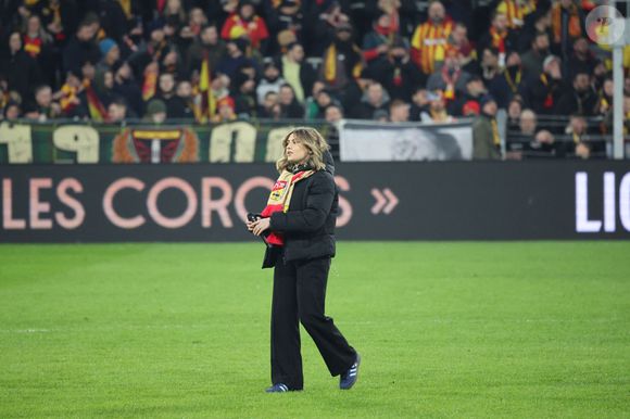 Marine (Star Academy 2024) chante "Les Corons" en hommage à Pierre Bachelet, pour le 20ème anniversaire de sa mort, lors du match de Ligue 1 McDonald's "Lens - Strasbourg (0-2)" au stade Bollaert-Delelis, le 16 février 2025. Laurent Sanson/PsnewZ/Bestimage