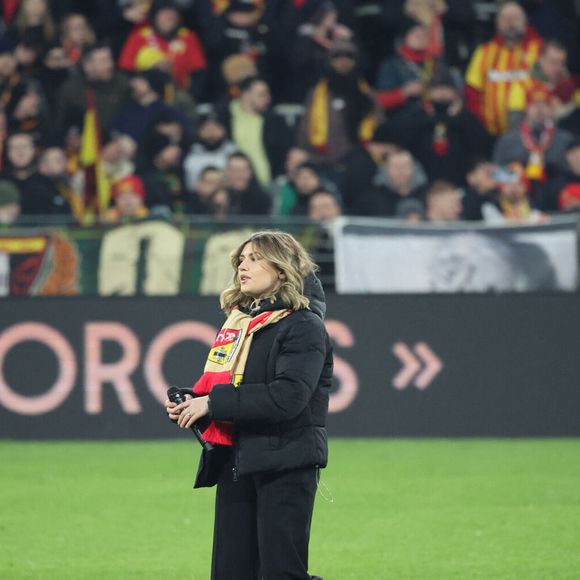 Marine (Star Academy 2024) chante "Les Corons" en hommage à Pierre Bachelet, pour le 20ème anniversaire de sa mort, lors du match de Ligue 1 McDonald's "Lens - Strasbourg (0-2)" au stade Bollaert-Delelis, le 16 février 2025. Laurent Sanson/PsnewZ/Bestimage