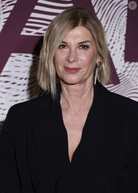 Elle est apparue récemment dans Emily in Paris sur Netflix, où elle joue Yvette, amie de Sylvie à l’agence Grateau.

Michèle Laroque au photocall du dîner de la 51ème cérémonie des César au Fouquet's à Paris, France, le 27 février 2026. © Denis Guignebourg/Bestimage