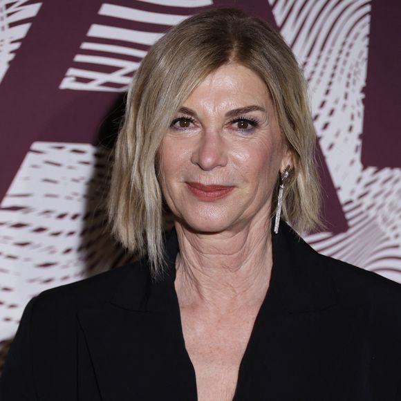 Elle est apparue récemment dans Emily in Paris sur Netflix, où elle joue Yvette, amie de Sylvie à l’agence Grateau.

Michèle Laroque au photocall du dîner de la 51ème cérémonie des César au Fouquet's à Paris, France, le 27 février 2026. © Denis Guignebourg/Bestimage