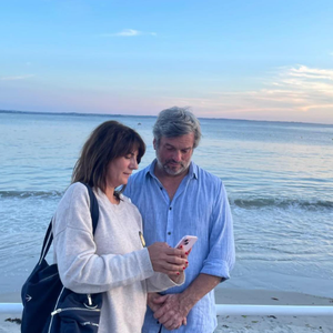 Marc Thercelin, ébéniste de formation, a construit pour lui et sa compagne une maison qui leur ressemble.

Estelle Denis et Marc Thiercelin.

Photo : Instagram