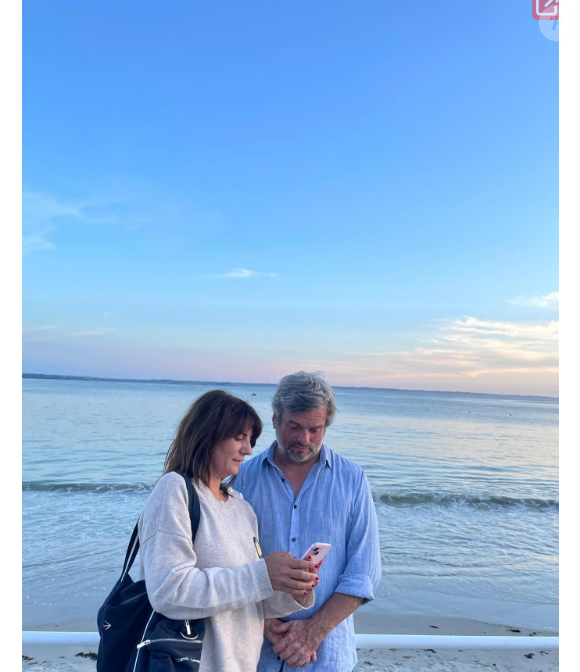 Marc Thercelin, ébéniste de formation, a construit pour lui et sa compagne une maison qui leur ressemble.

Estelle Denis et Marc Thiercelin.

Photo : Instagram