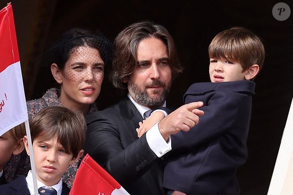 Déjà maman d'un petit Raphaël né en 2013, la Monégasque lui a donné un autre fils prénommé Balthazar en 2018. Manifestement, leur divorce qui a été difficile pour lui "l'a changé". Un sujet sensible qu'il a accepté d'évoquer pour la première fois !


Raphaël Elmaleh, Charlotte Casiraghi, Dimitri Rassam et leur fils Balthazar Rassam - La famille princière au balcon du palais lors de la Fête Nationale de la principauté de Monaco le 19 novembre 2022.

© Dominique Jacovides / Bruno Bebert / Bestimage
