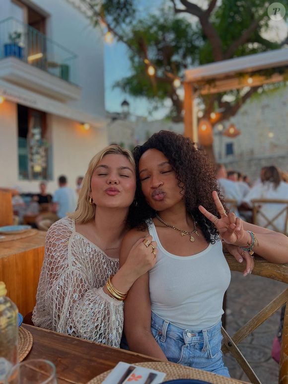 Louane en vacances à Ibiza avec un groupe d'amies et sans son futur mari Florian Rossi. 30 et 31 mai 2025