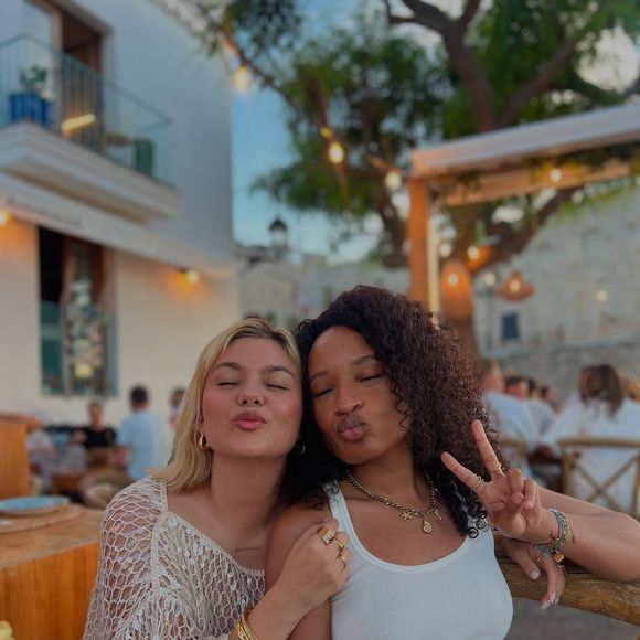 Louane en vacances à Ibiza avec un groupe d'amies et sans son futur mari Florian Rossi. 30 et 31 mai 2025