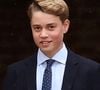Il marche ainsi dans les pas de son père, le prince William, qui y a étudié il y a trente ans.

Le prince George de Galles, fait sa rentrée au collège d'Eton entouré de ses parents, le prince William, prince de Galles, et Catherine (Kate) Middleton, princesse de Galles, le 8 septembre 2026.  © PA Wire/PA Images / Bestimage