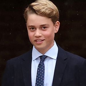 Il marche ainsi dans les pas de son père, le prince William, qui y a étudié il y a trente ans.

Le prince George de Galles, fait sa rentrée au collège d'Eton entouré de ses parents, le prince William, prince de Galles, et Catherine (Kate) Middleton, princesse de Galles, le 8 septembre 2026.  © PA Wire/PA Images / Bestimage