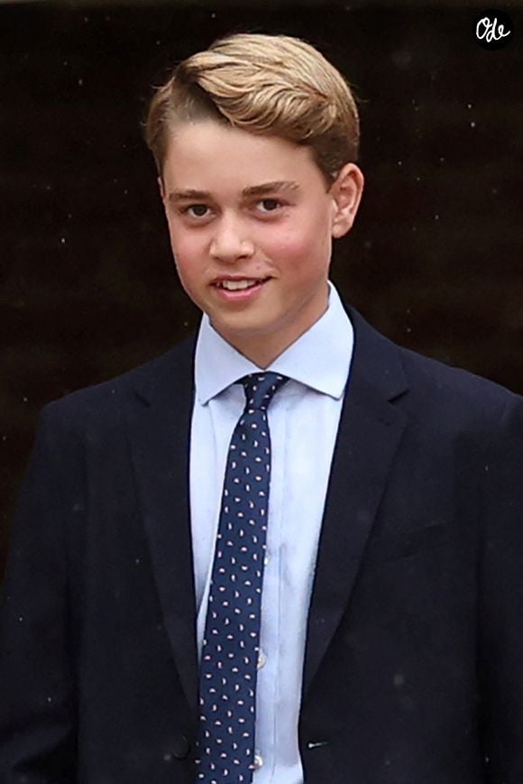 Il marche ainsi dans les pas de son père, le prince William, qui y a étudié il y a trente ans.

Le prince George de Galles, fait sa rentrée au collège d'Eton entouré de ses parents, le prince William, prince de Galles, et Catherine (Kate) Middleton, princesse de Galles, le 8 septembre 2026.  © PA Wire/PA Images / Bestimage