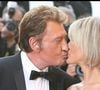"Vous me manquez beaucoup je vous aime", confiait l'interprète du titre "Allumer le feu" à son épouse.
Johnny et Laeticia Hallyday - Montée des marches du film "Vengeance" au 62e Festival de Cannes le 17 mai 2009 © BORDE-JACOVIDES / BESTIMAGE