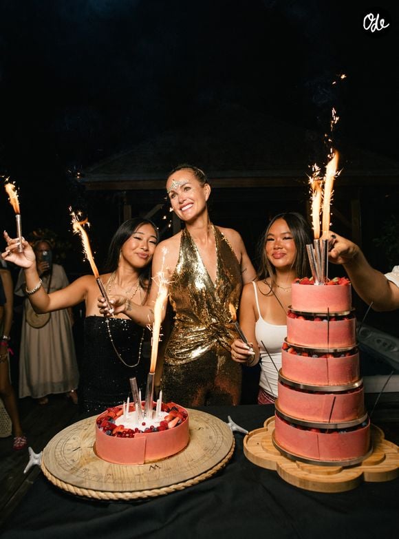 Laeticia Hallyday célébre l’anniversaire de ses filles Jade (21 ans) et Joy (17 ans) lors de ses vacances à Saint-Barthélemy le 5 aout 2025. © Sam Delpech / Bestimage