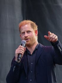 Le prince Harry pas tendre avec la monarchie britannique : il compare sa famille à cette célèbre série télévisée