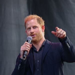 Le prince Harry a de nouveau tenu des propos qui risquent fortement de déplaire à la royauté britannique.

Santa Barbara, Californie, USA : le Prince Harry, le Duc de Sussex, est toujours aussi charmant lorsqu'il monte sur la scène du Live Concert dans la propriété de la star Costner au bord de l'océan de Santa Barbara à Summerland, CA, où Harry s'apprête à remettre le prix ''Heart of the Community''. (Credit Image : © Amy Katz/ZUMA Press Wire / Bestimage)