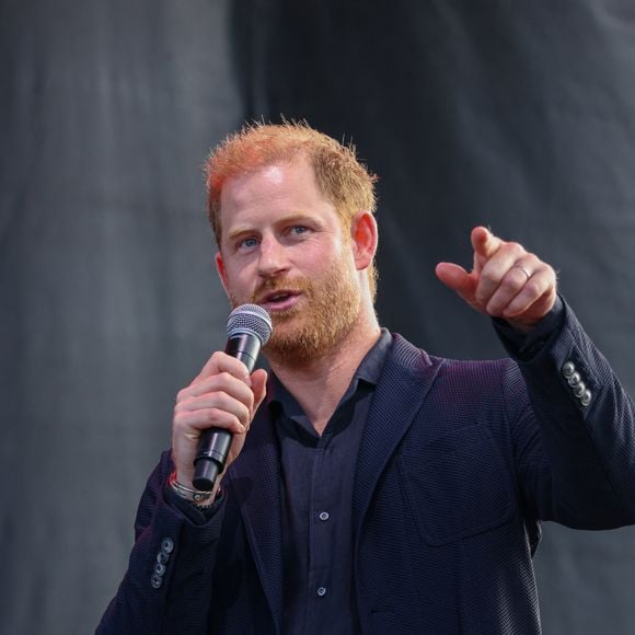 Le prince Harry a de nouveau tenu des propos qui risquent fortement de déplaire à la royauté britannique.

Santa Barbara, Californie, USA : le Prince Harry, le Duc de Sussex, est toujours aussi charmant lorsqu'il monte sur la scène du Live Concert dans la propriété de la star Costner au bord de l'océan de Santa Barbara à Summerland, CA, où Harry s'apprête à remettre le prix ''Heart of the Community''. (Credit Image : © Amy Katz/ZUMA Press Wire / Bestimage)