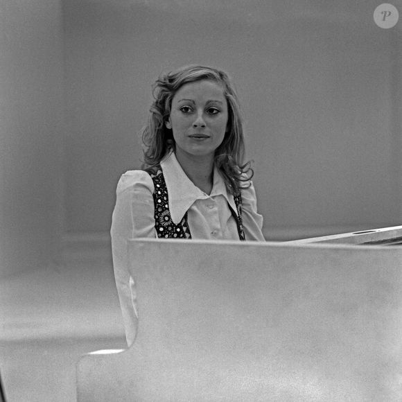 La chanteuse française Véronique Sanson jouant du piano à queue, Allemagne, vers 1970. Photo par DPA/ABACAPRESS.COM