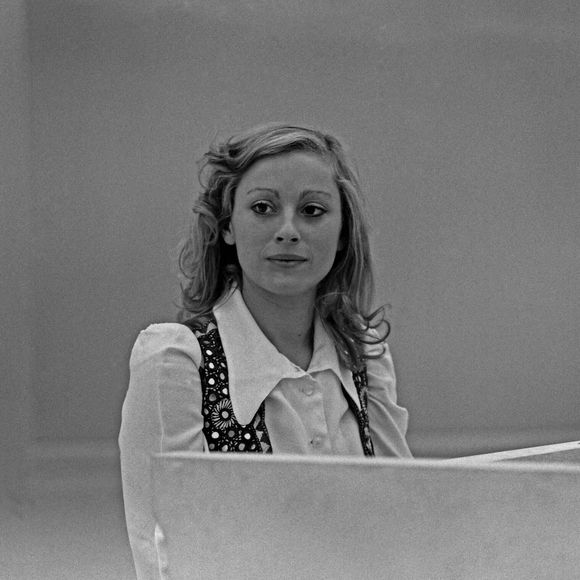 La chanteuse française Véronique Sanson jouant du piano à queue, Allemagne, vers 1970. Photo par DPA/ABACAPRESS.COM