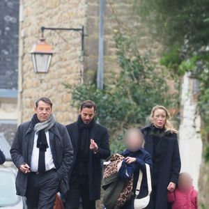Samuel Marechal, Marion Marechal et ses filles Olympe et Clotilde et son mari Vincenzo Sofo - Départ de la maison familiale des Le Pen pour se rendre en l'église Saint-Joseph où ont lieu les obsèques de Jean-Marie Le Pen à la Trinité-sur-Mer le 11 janvier 2025.
© Guillaume Collet / Dominique Jacovides / Bestimage