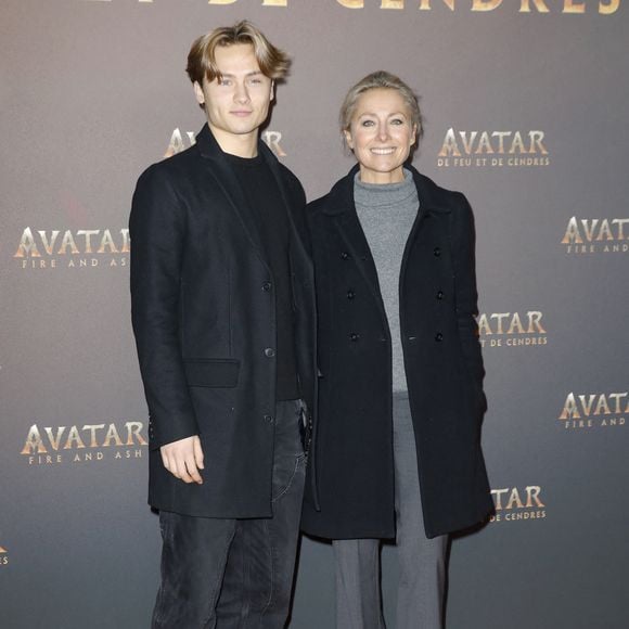 Anne-Sophie Lapix et son fils - Avant-première du film "Avatar : Fire and Ash" (Avatar : de Feu et de Cendres) à la Seine Musicale de Boulogne-Billancourt le 5 décembre 2025. © Marc Ausset-Lacroix/Bestimage