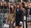 Aux côtés de Marguerite, la star de la chanson a offert une véritable leçon de style.

Marguerite Dedeyan et Louane au défilé Miu Miu prêt-à-porter Femme Printemps-Été 2027 lors de la Fashion Week de Paris, le 4 octobre 2026.

 © Lucia Sabatelli / Bestimage