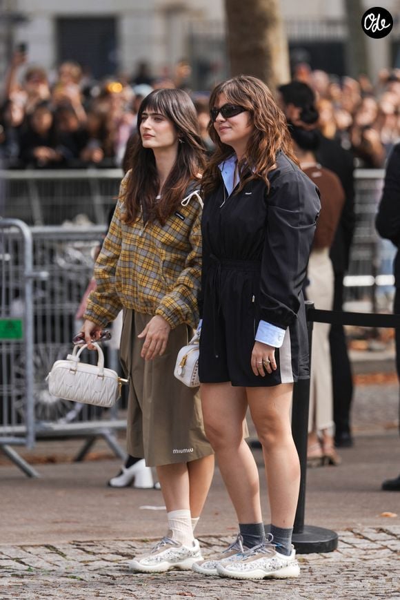 Aux côtés de Marguerite, la star de la chanson a offert une véritable leçon de style.

Marguerite Dedeyan et Louane au défilé Miu Miu prêt-à-porter Femme Printemps-Été 2027 lors de la Fashion Week de Paris, le 4 octobre 2026.

 © Lucia Sabatelli / Bestimage