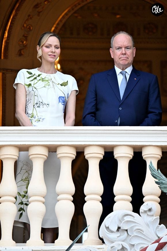 La princesse Charlène et le prince Albert II de Monaco au balcon du palais princier lors de la procession de la Fête-Dieu sur la place du Palais à Monaco, le 3 juin 2026. 
© Bruno Bebert / Bestimage