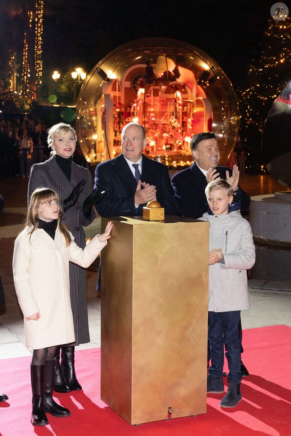 Le prince Albert II de Monaco et la princesse Charlène, avec leurs enfants, les jumeaux princiers, Jacques et Gabriella, ont donné le coup d'envoi des illuminations de la SBM, sur la Place du Casino de Monaco, le 30 novembre 2024. 
© Olivier Huitel/Pool Monaco/Bestimage