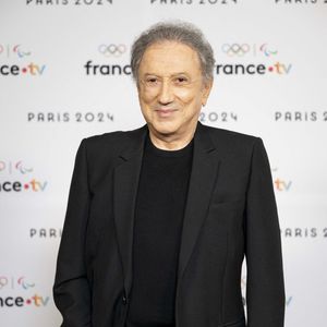 Michel Drucker lors de la présentation des journalistes et chroniqueurs de France Télévisions pour les Jeux Olympiques 2024 au musée de l'Homme à Paris, le 11 juin 2024.
Pierre Perusseau / Bestimage