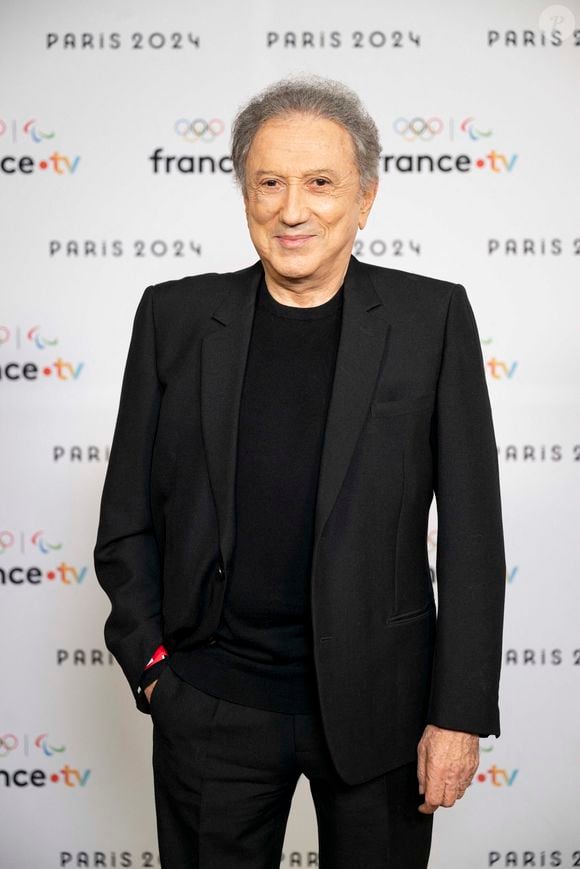 Michel Drucker lors de la présentation des journalistes et chroniqueurs de France Télévisions pour les Jeux Olympiques 2024 au musée de l'Homme à Paris, le 11 juin 2024.
Pierre Perusseau / Bestimage