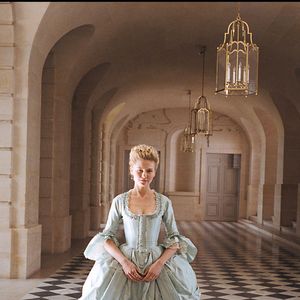 Selon Christie's, cet engouement s'explique par la rareté de ces pièces restées dans la même famille pendant près de 200 ans.
Kirsten Dunst sur le tournage de "Marie-Antoinette". Agence/BestImage