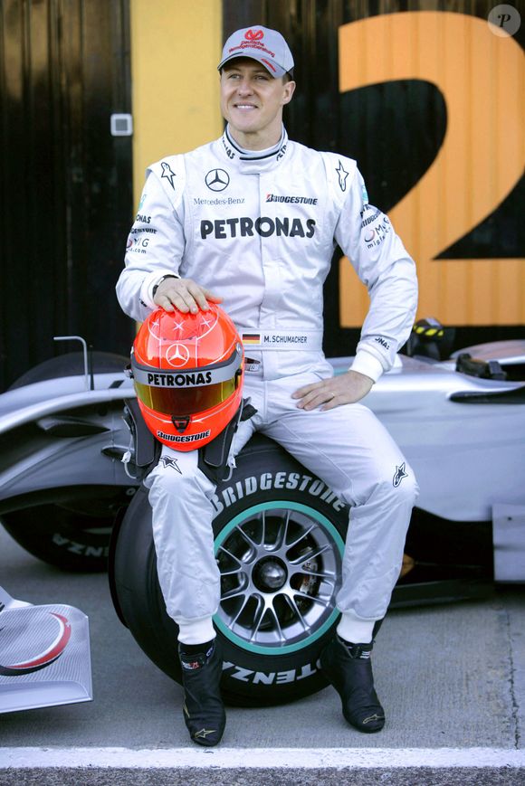 Le pilote Michael Schumacher pose sur la nouvelle voiture de course MGP W01 au Grand Prix d'Espagne à Valence le 2 février 2010. Photo par Mercedes-Benz Motorsport/DDP/ABACAPRESS.COM