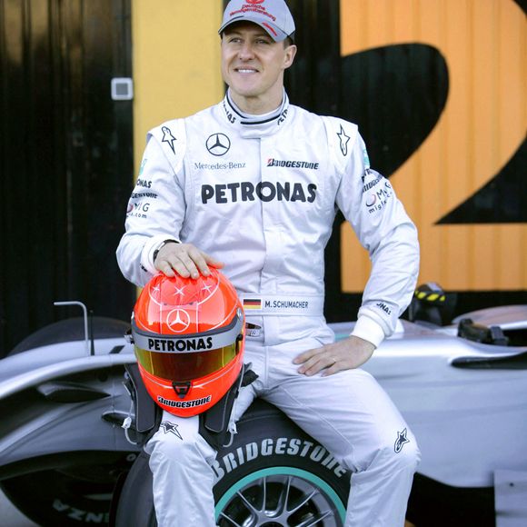Le pilote Michael Schumacher pose sur la nouvelle voiture de course MGP W01 au Grand Prix d'Espagne à Valence le 2 février 2010. Photo par Mercedes-Benz Motorsport/DDP/ABACAPRESS.COM