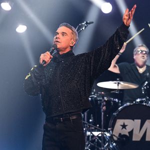 Robbie Williams pendant le tournage du Graham Norton Show au BBC Studioworks 6, Television Centre, Wood Lane, qui sera diffusé sur BBC One vendredi soir, à Londres, Royaume-Uni, le 9 octobre 2025. Photo par Matt Crossick/PA Wire/ABACAPRESS.COM