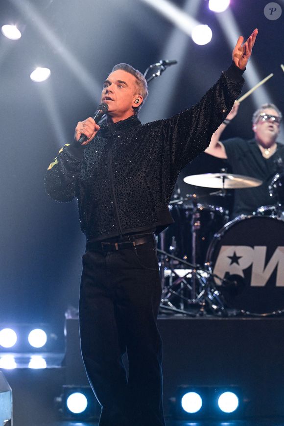 Robbie Williams pendant le tournage du Graham Norton Show au BBC Studioworks 6, Television Centre, Wood Lane, qui sera diffusé sur BBC One vendredi soir, à Londres, Royaume-Uni, le 9 octobre 2025. Photo par Matt Crossick/PA Wire/ABACAPRESS.COM