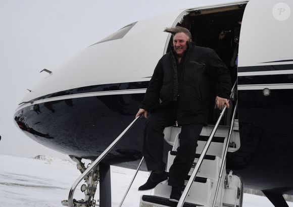 Gerard Depardieu s'est rendu le 6 janvier 2013 a Saransk, capitale de la Mordovie, republique autonome russe. Des femmes, en costume traditionnels, ont chante a son arrivee sur le tarmac de l'aeroport de Saransk. Ici, l'acteur francais exhibe son passeport russe.
ITAR TASS / BESTIMAGE