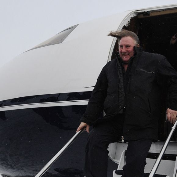 Gerard Depardieu s'est rendu le 6 janvier 2013 a Saransk, capitale de la Mordovie, republique autonome russe. Des femmes, en costume traditionnels, ont chante a son arrivee sur le tarmac de l'aeroport de Saransk. Ici, l'acteur francais exhibe son passeport russe.
ITAR TASS / BESTIMAGE