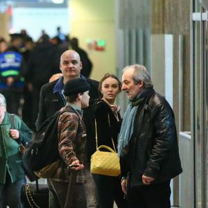 Vanessa Paradis vient chercher ses enfants Lily-Rose et Jack Depp à l'aéroport Roissy CDG, près de Paris le 19 mars 2017. Photo par Agence / Bestimage