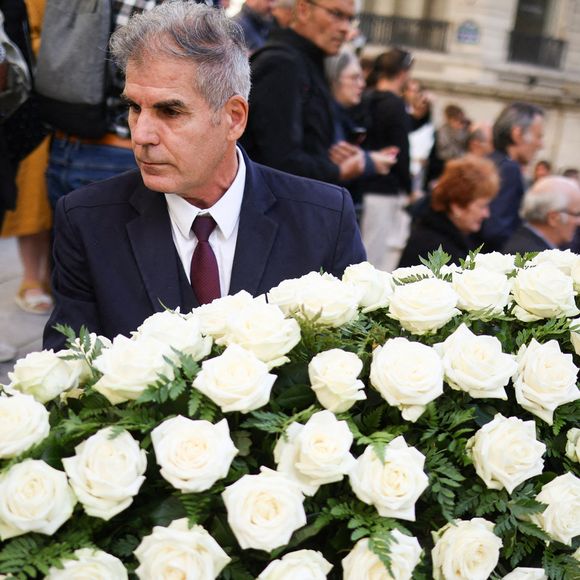 Le cercueil arrive à la cérémonie funéraire de l'actrice italo-française Claudia Cardinale à l'église Saint-Roch à Paris, France, le 30 septembre 2025. Claudia Cardinale, décédée le 23 septembre à l'âge de 87 ans, a eu une carrière longue de six décennies et a été dirigée par de grands acteurs tels que Federico Fellini et Luchino Visconti. Photo par Raphael Lafargue/ABACAPRESS.COM