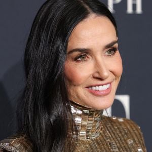 Demi Moore arrive à la célébration des femmes d'Hollywood organisée par ELLE au Four Seasons Hotel - Los Angeles at Beverly Hills le 19 novembre 2024 à Los Angeles, CA.
© Mark Von Holden/ AFF-USA.com