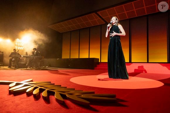 Camille Cottin (Maitresse de cérémonie) - Cérémonie d'ouverture du 77ème Festival International du Film de Cannes, au Palais des Festivals à Cannes. Le 14 mai 2024.
© Borde-Jacovides-Moreau / Bestimage