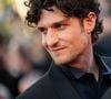 À 42 ans, Louis Garrel est le père de deux enfants, Oumy et Azel, qu’il protège soigneusement des projecteurs. 

Louis Garrel sur le tapis rouge de la cérémonie d'ouverture, avant la projection du film *La Vénus électrique* (réalisé par Pierre Salvadori) dans le cadre du 79e Festival de Cannes, à Cannes, en France. (Crédit Photo : Eliot Blondet/ABACAPRESS.COM)