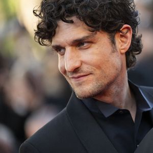 À 42 ans, Louis Garrel est le père de deux enfants, Oumy et Azel, qu’il protège soigneusement des projecteurs. 

Louis Garrel sur le tapis rouge de la cérémonie d'ouverture, avant la projection du film *La Vénus électrique* (réalisé par Pierre Salvadori) dans le cadre du 79e Festival de Cannes, à Cannes, en France. (Crédit Photo : Eliot Blondet/ABACAPRESS.COM)