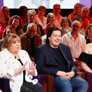 Exclusif - Michèle Bernier et ses enfants Charlotte et Enzo Gaccio lors de l'enregistrement de l'émission "Famille je vous aime" présentée par M. Drucker et qui sera diffusée le 13 juin 2025 sur France 3, aux Studios rive gauche à Paris, France, le 14 avril 2025. © Clovis-Gaffiot/Bestimage
Tout au long de sa carrière, Michel Drucker a interviewé les parents de ses invités pour comprendre leur parcours. Il a tissé des liens avec chacune de leur famille. Voilà comment est née l'idée de " Famille je vous aime ".

Cette émission diffusée en prime time sur France 3, entre la Fête des Mères et la Fête des Pères, a pour thème principal la transmission.

La famille a toujours inspiré les artistes que ce soit en chanson ou en humour. Gad Elmaleh, le parrain de cette première émission sera accompagné de Régine et David, ses parents. Il y aura également Dany Brillant, Anne Roumanoff, Roman Doduick et leur maman, Michèle Bernier, Laurent Voulzy, Gérard Lanvin, Louis Chedid, Michel et Beatrice Leeb et leurs enfants, mais aussi David Hallyday et Olivier de Benoist dont les récents spectacles abordent ce sujet.

Entre émotion et fous rires, nous n'avons pas fini d'aimer ces drôles de Familles !